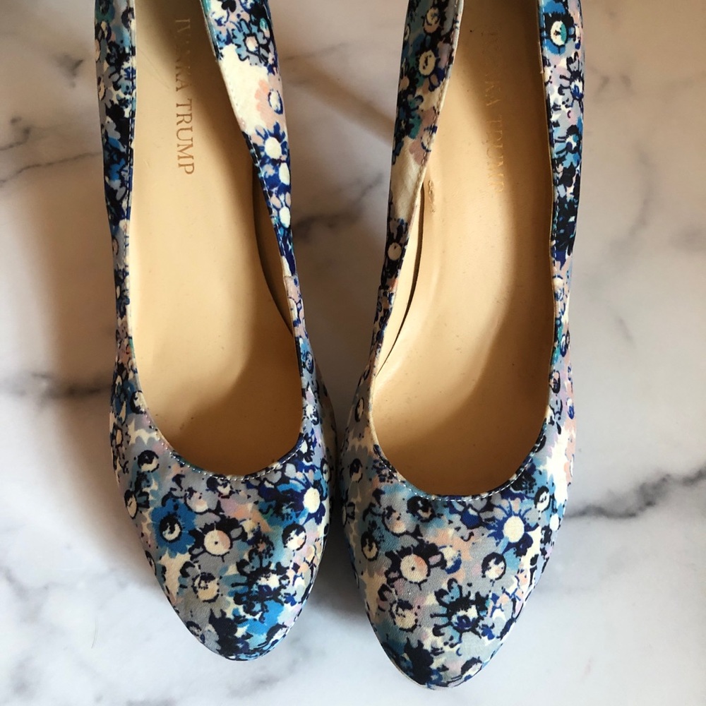 Ivanka Trump Kimo2 Multi Blue Floral High Heels Sz 9M 4” heel with 1/2” Platform